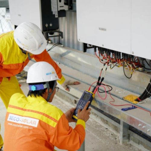 Dos operarios instalando un centro de telecomunicación