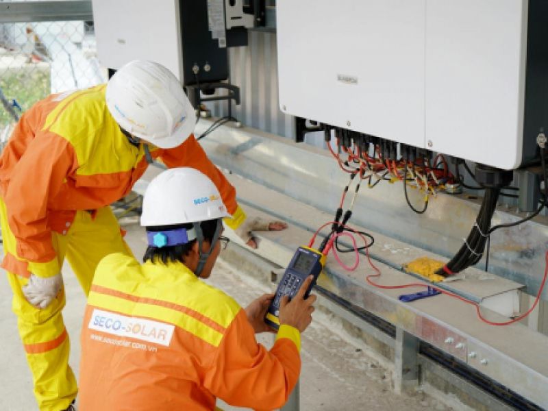 Dos operarios instalando un centro de telecomunicación